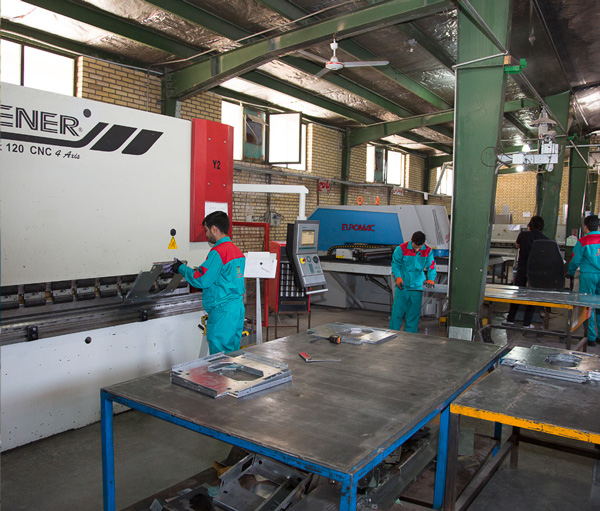 تیم مهندسی بهساز تابلو آسیا در حال کار بر روی یک پروژه